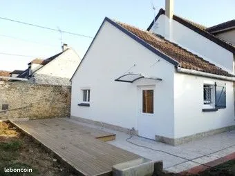 à SOLERS-Duplex MEUBLE de 48 m² au sol (35m² en carrez)avec jardinet