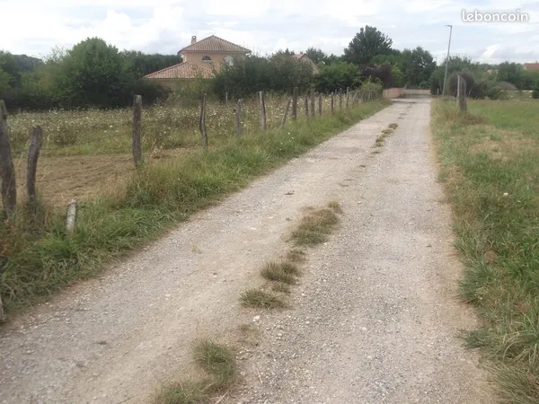 Terrain plat . Chemin d acces 850 m2 ...palise 25870