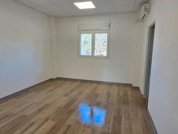 Local professionnel rénové 35 m², Ravine des Cabris centre