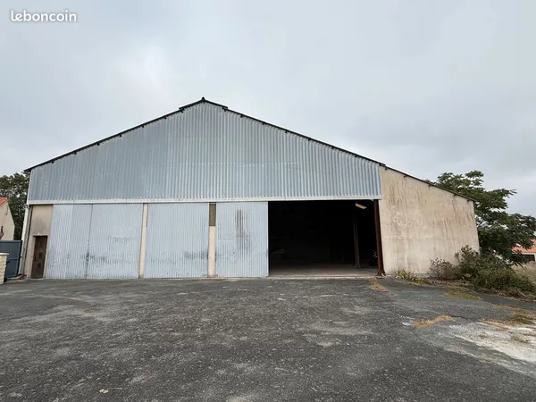 À LOUER - HANGAR DE 210 m² + TERRAIN DE 370 m² - CENTRE DE CHANVERRIE (85130)