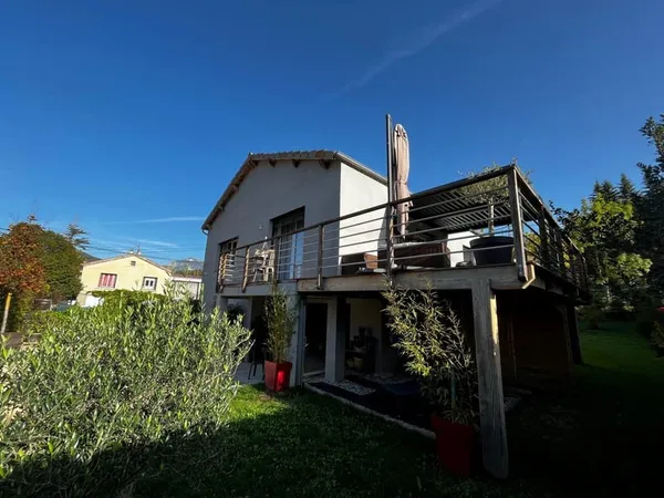 Maison ave terrasse et jardin