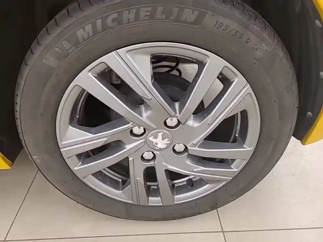 Peugeot 208 puretech 75 s&amp;s bvm5 — photo 13