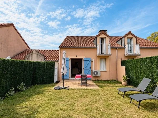 Maison mitoyenne T2 duplex jardin piscine