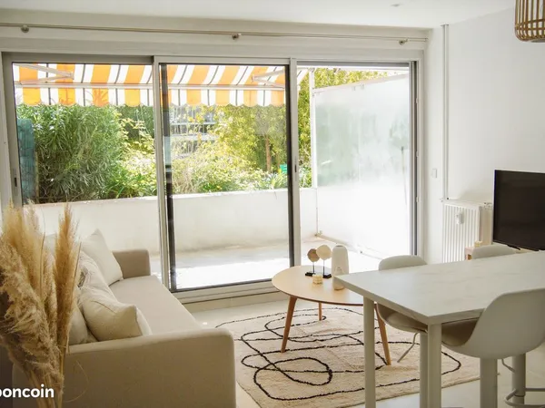 Location étudiante pour collocation à Antibes: 3 pièces (2 chambres) avec terrasse et piscine à part