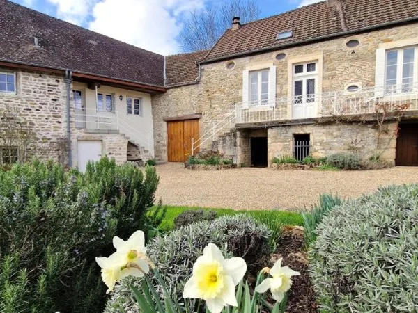 Maison familiale avec maison d'amis, piscine chauffée et cave à vin