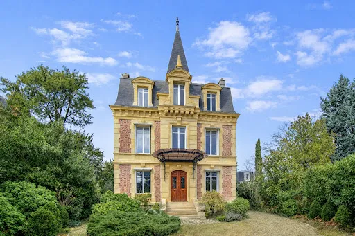 Maison 8 pièces 233 m²