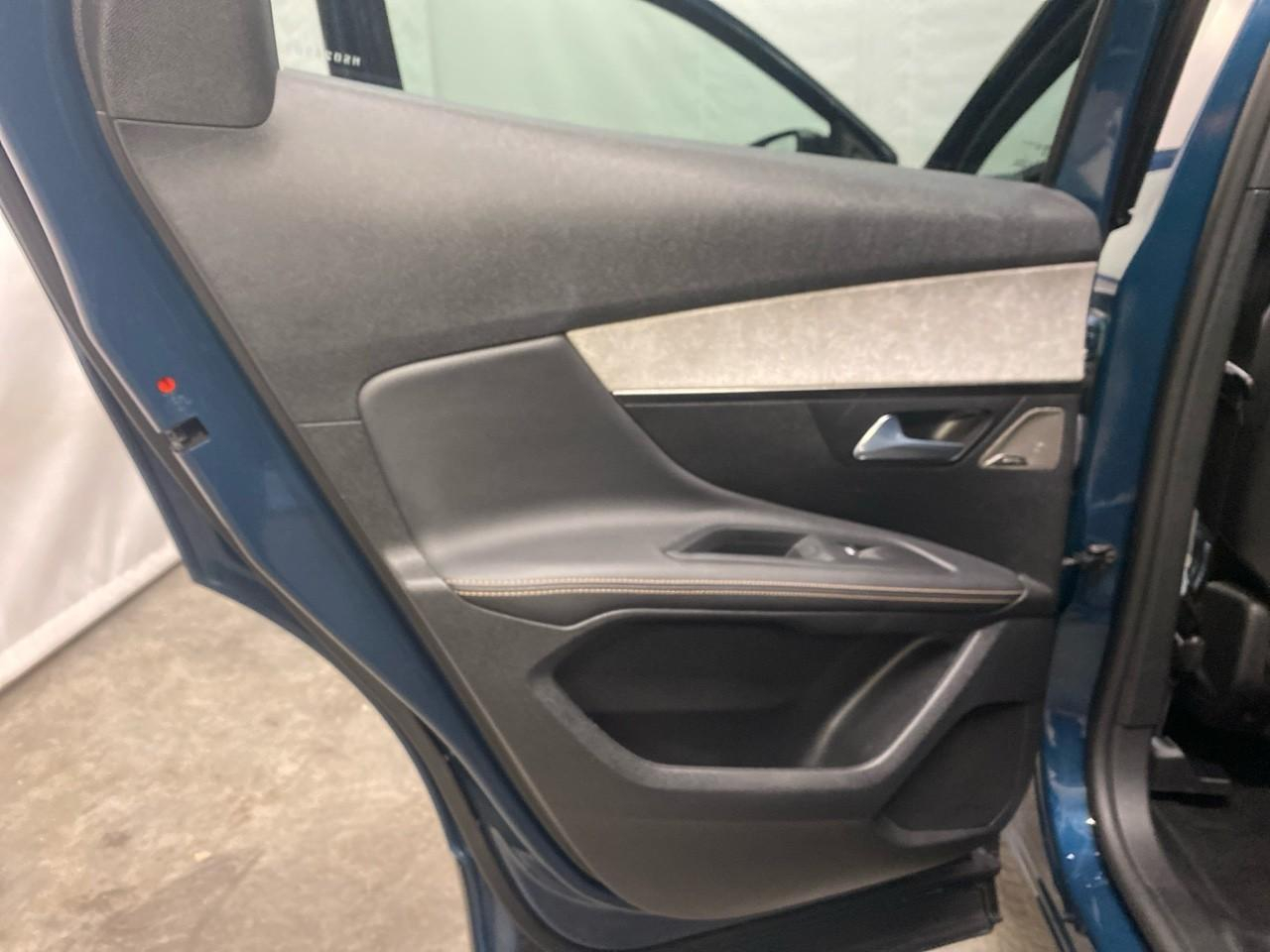 Peugeot 3008 hybrid4 300 e-eat8 gt pack — photo 27