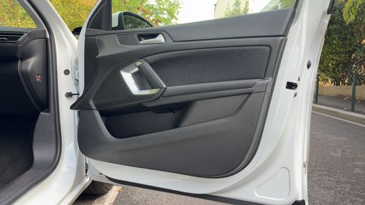 Peugeot 308 1.2 PureTech 130 - Allure – 2020 – 6964 km – Essence – Boîte Manuelle — photo 24