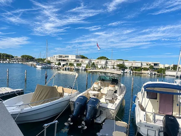 Marina rez-de-chaussée plan d'eau devant