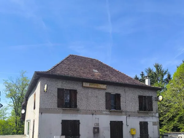 Sur la commune des Abrets en Dauphiné, à vendre une maison d' environ 178m2 avec un énorme potentiel