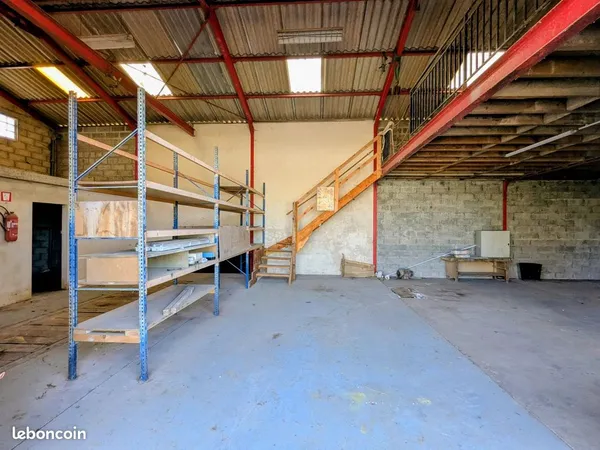 Local 208 m² Autheuil-Authouillet