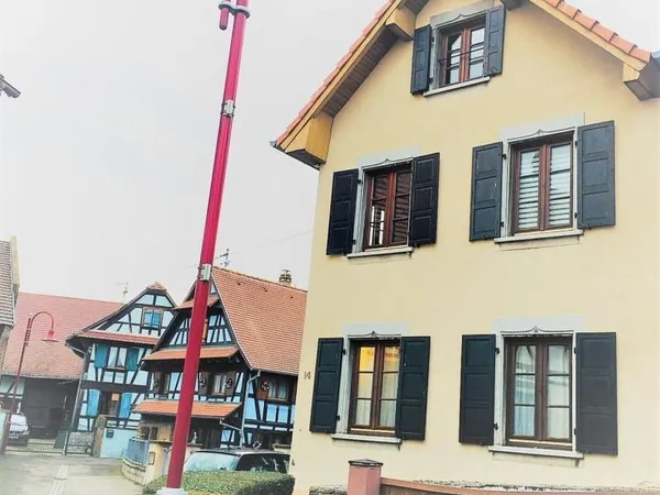 Maison rénovée avec cour intime en impasse centre Entzheim
