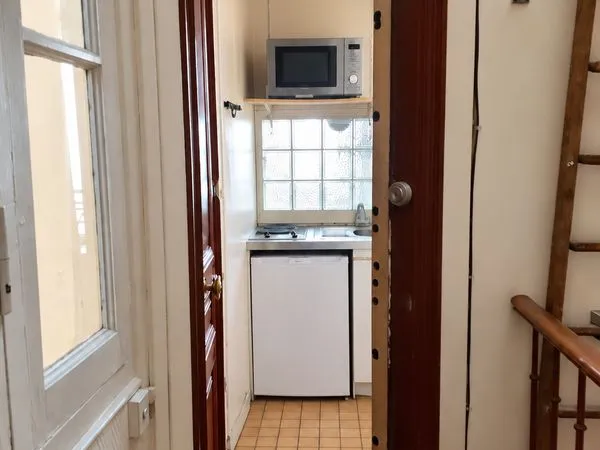 Paris 11e - 2 pièces traversant 25,24 m² Carrez + mezzanine - dernier étage