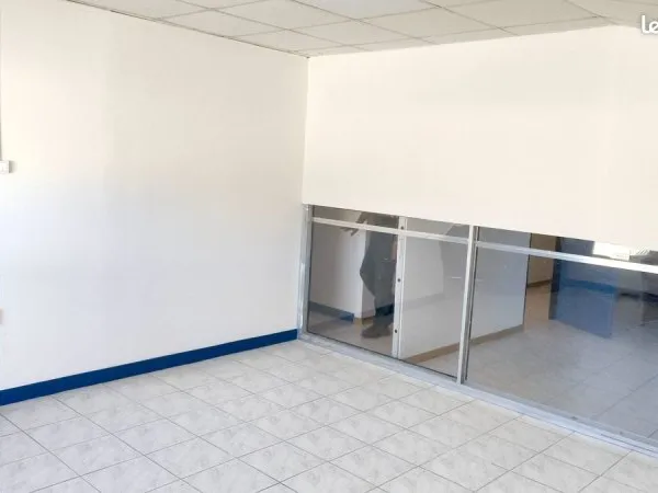 Location bureaux 15 / 20 / 75 m2 - 1er étage - zone de Courtine - Avignon - proche gare TGV