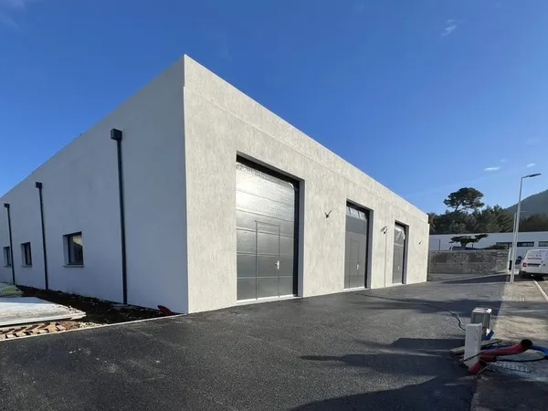 Local d'Activités / Entrepôt de 355 m² - Hyeres Zone St Martin - Accès A570 - 3 Portes Sectionnelles