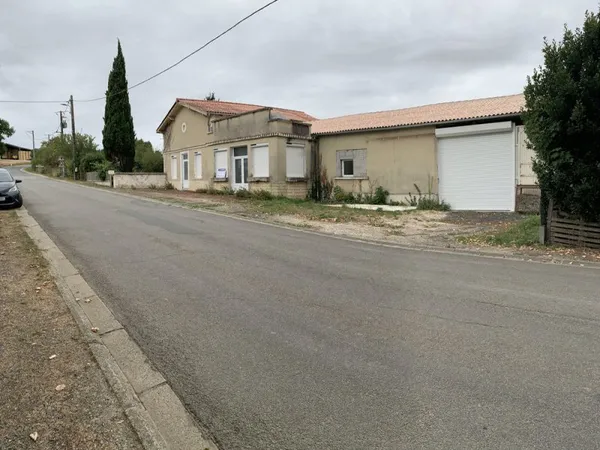 BAZAUGES 17490 - Maison plain pied de 140 m2 avec garage de 108 m2 .