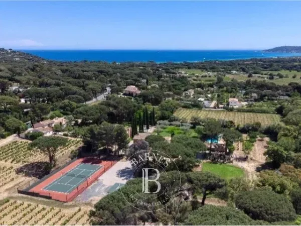 SAINT-TROPEZ - DOMAINE D'EXCEPTION COMPOSE DE 4 PROPRIETES