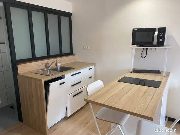 Studio meublé, refait à neuf, en rez-de-chaussée de maison à La Valette du Var