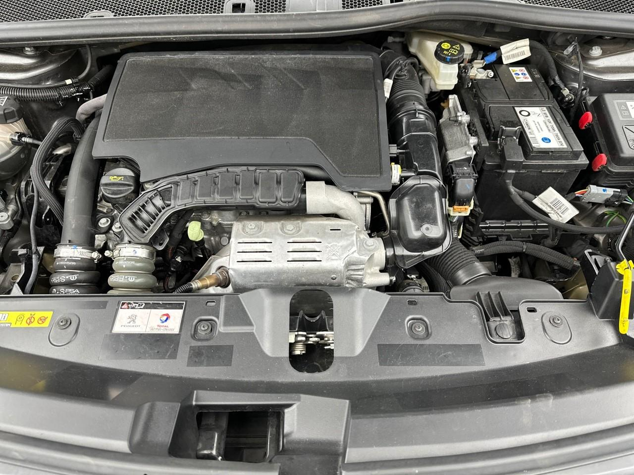 Peugeot 2008 puretech 130 s&s eat8 gt — photo 13