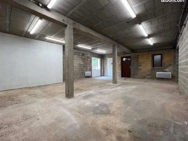 Local de 70 m2 VITRY LE FRANCOIS Dépôt - Bureau avec parking