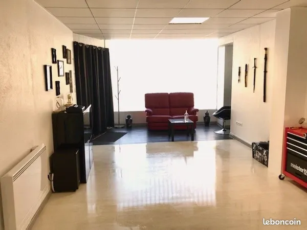Local commercial 35 m² en face super U
