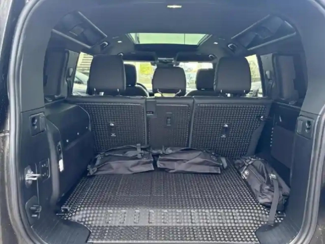 Land Rover Defender 110 2.0 p300e phev x-dynamic se — photo 14