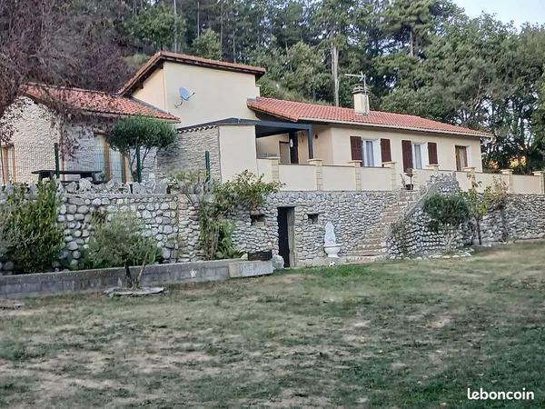 A vendre maison et terrain clôturé de 2900m2