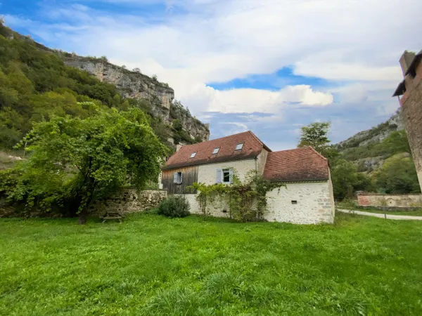 A vendre Rocamadour, maison T4 en pierre entièrement restaurée, terrain 2 513 m² bordé par ruisseau.