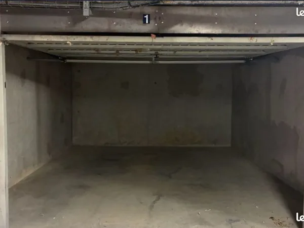 Grand box 21,5 m² résidence sécurisée