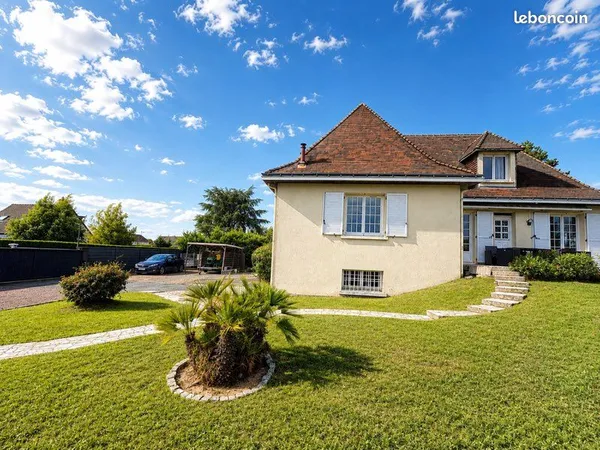 Maison familiale de 198 m² à Athée sur cher avec piscine - Terrain de 1 500 m²