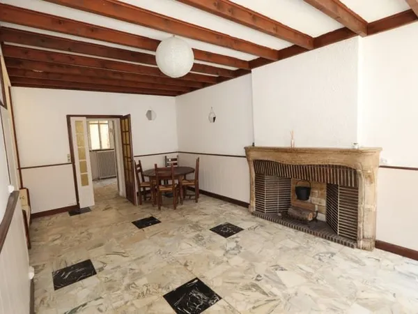 Maison individuelle spacieuse avec cour dans le centre de La