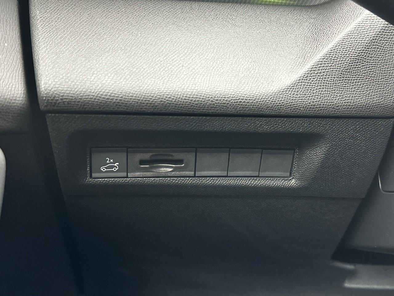 Peugeot 408 hybrid 145 e-dcs6 gt — photo 18
