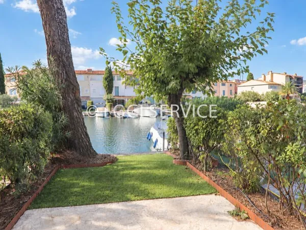 GOLFE DE SAINT TROPEZ BELLE MAISON RENOVEE AVEC AMARRAGE 12 METRES