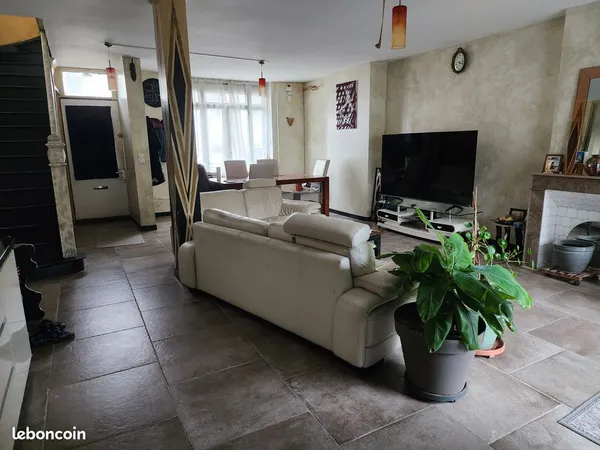 Maison spacieuse avec grand terrain centre ville
