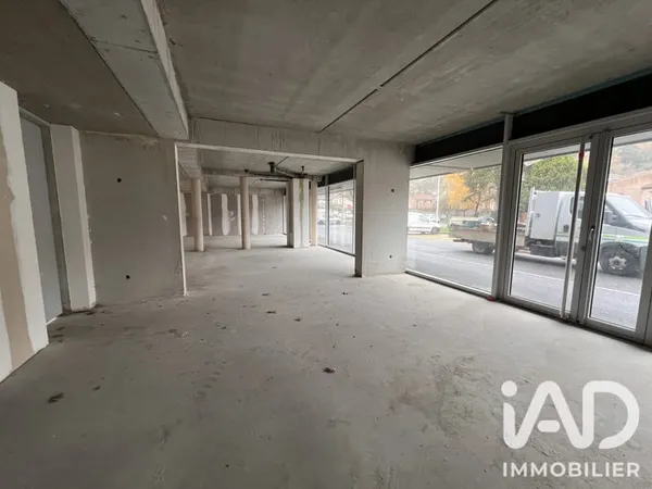 Local commercial 1 pièce 156 m²