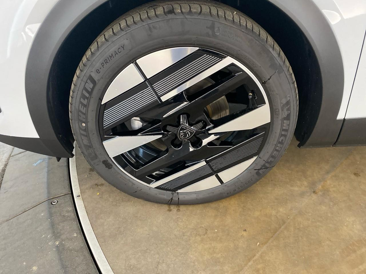 Peugeot 408 hybrid 145 e-dcs6 gt — photo 11