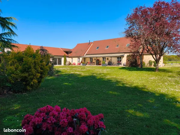 Propriété de 215 m² avec piscine couverte - terrain de 2990m²