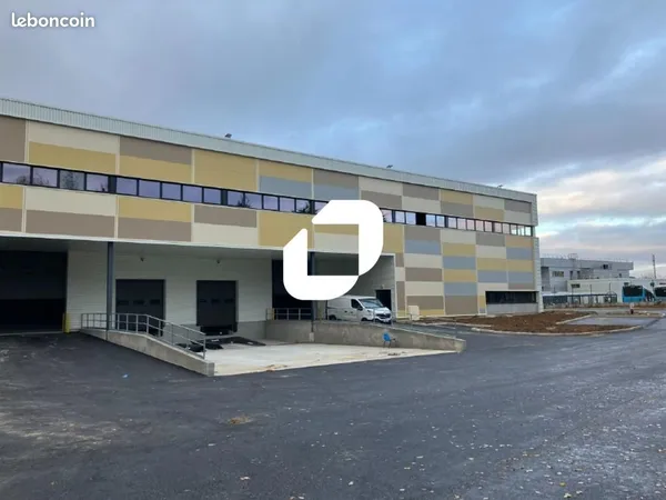 Local d'activité 1 586 m²