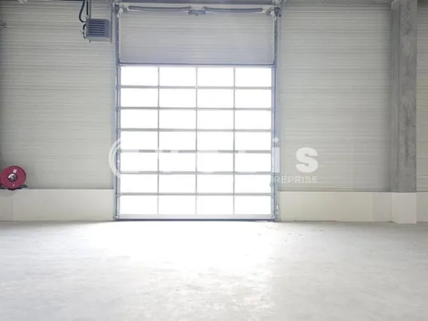 Entrepôt 838 m²