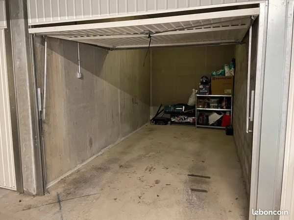 Garage / box individuel fermé 13,26 m2 proche Oullins centre-ville
