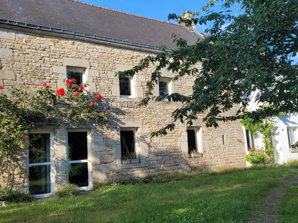 Longère rénovée de 260 m² aux portes de Vannes à Saint-Nolff (56)