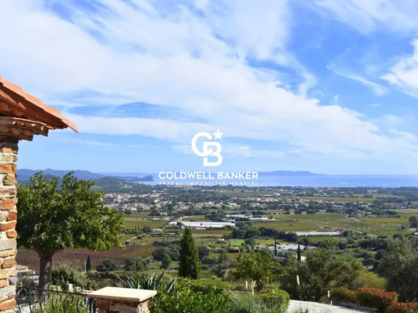 Villa en position dominante, vue mer panoramique - 83250 La Lond