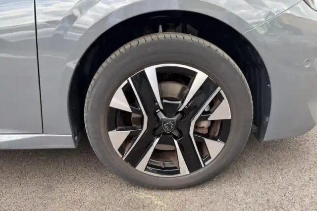 Peugeot 208 hybrid 100 e-dcs6 — photo 15