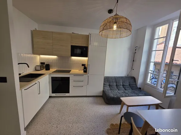 Location T4 (refait à neuf) pour 3 colocataires au 2ième étage dans le Panier (13002)