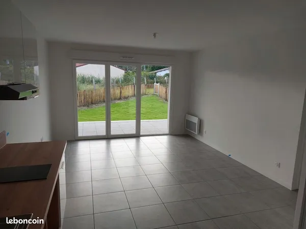 A louer beau T2 meublé neuf, au calme, avec jardin clôturé