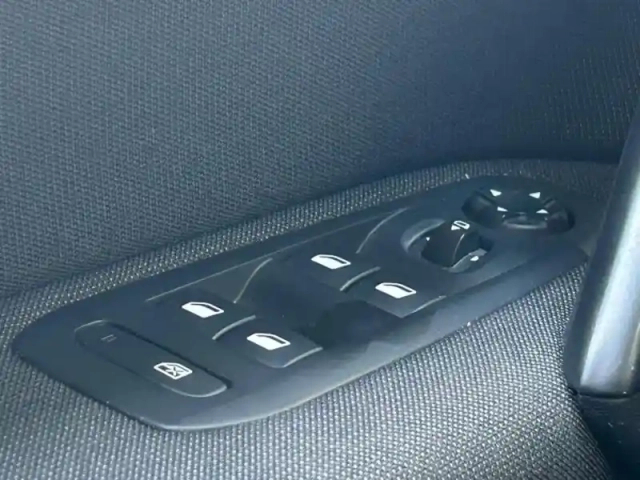 Peugeot 308 1.2 puretech 130ch s&amp;s allure pack — photo 12