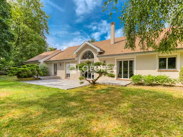 Maison 10 pièces 270 m²
