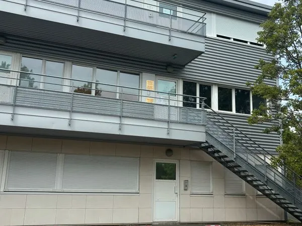 Bureau refait à neuf 100m² plus 3 places de parking