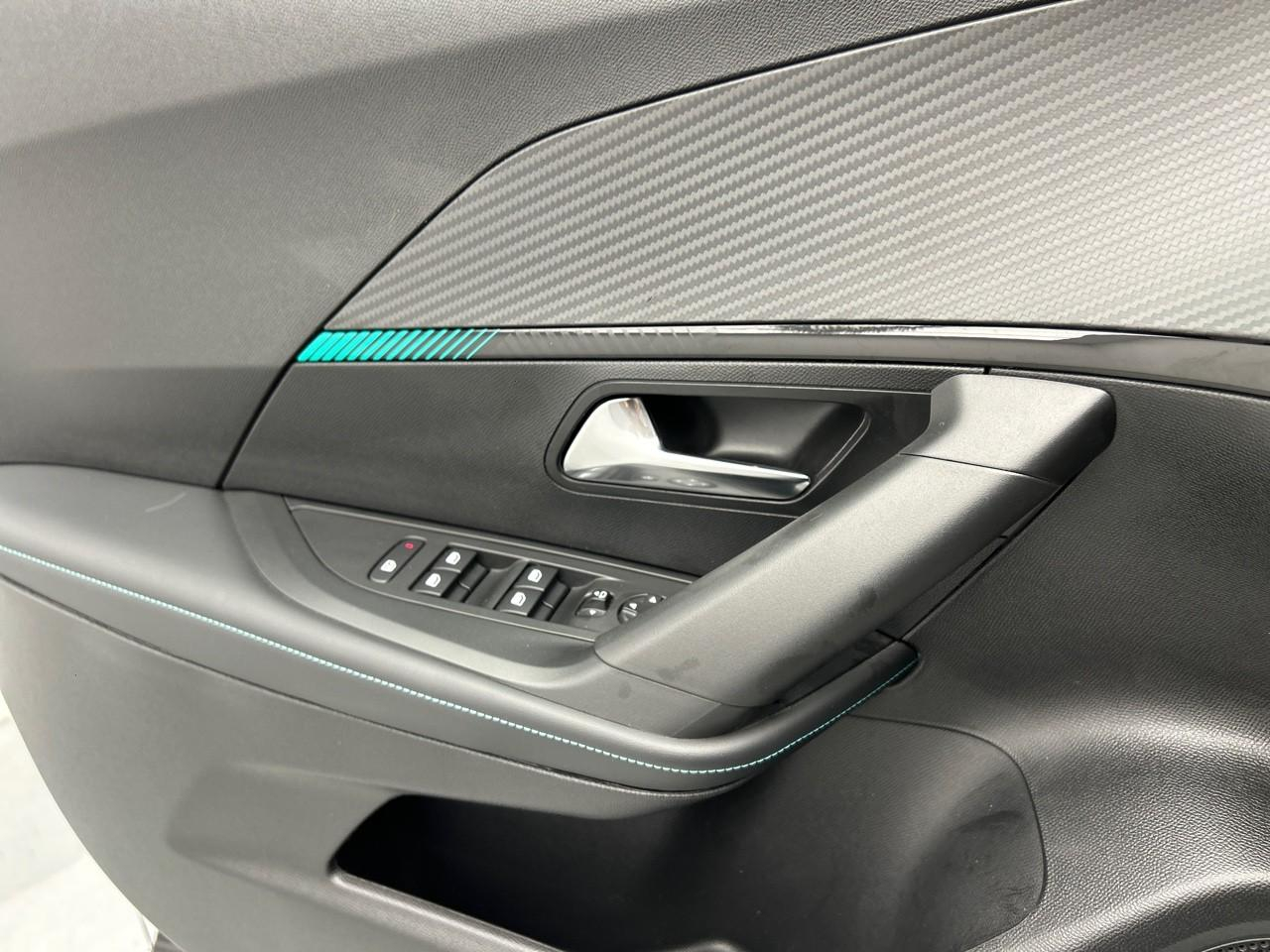 Peugeot 2008 puretech 130 s&s eat8 allure — photo 3