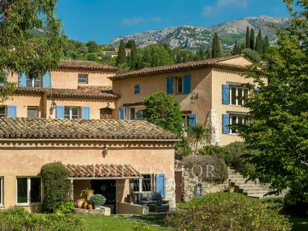 Vaste propriété familiale avec maison d'amis et maison de gardie
